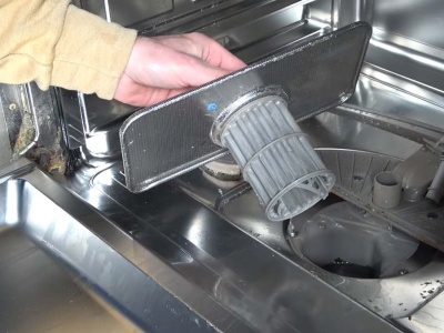 Namocz filtr w tym roztworze i po sprawie. Zmywarka będzie pięknie pachnieć