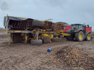 Zdarzenie w Sobótce – przewrócony kombajn do zbioru ziemniaków