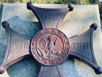 Rosja. W Katyniu usunięto płaskorzeźby polskich odznaczeń wojskowych