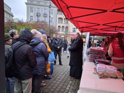 Zimowa odzież i ciepły posiłek od diecezjalnej Caritas. Akcja w centrum Bydgoszczy