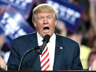 Wojna Trumpa z BBC. Kto wygra starcie o prawdę i miliard dolarów?