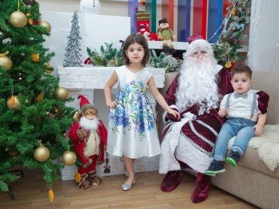 Świąteczna sesja w przedszkolu. Rewia mody zaczęła się już w szatni. 