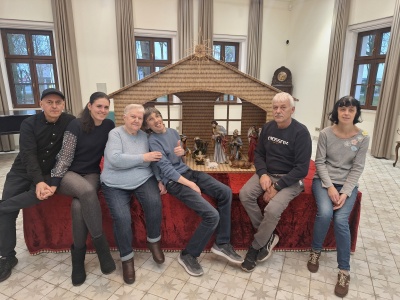 Przemysław Kozłowski leci do Londynu z szopką dla królowej Kamili. Zużył ponad 142 tys. zapałek