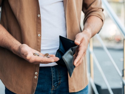 To nie zarobki najbardziej wpływają na sytuację finansową Polaków. Oto najnowsze badanie