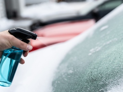 Wystarczy spryskać szyby. Lód zniknie błyskawicznie. Już więc nie użyjesz skrobaczki