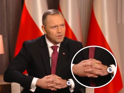 Niecodzienny dodatek na palcach Karola Nawrockiego. Co oznaczają kolorowe gumki?