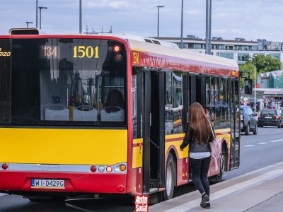 Autobus stoi na przystanku. Zawsze można go ominąć?