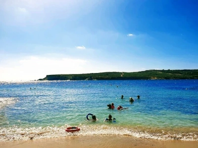 Zachwycająca europejska wyspa z błękitnym morzem. Jest bardziej zielona zimą niż latem