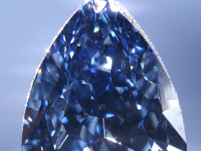 Sprzedany za niemal 94 miliony. Superunikatowy niebieski diament zalśnił w Genewie