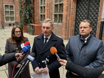 Grzywna, wyrok, zatrzymanie przez policję. Radni PiS z Torunia bronią działacza Solidarności