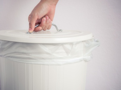 Na ulicach ustawiają białe pojemniki na odpady. Mają szczególne przeznaczenie