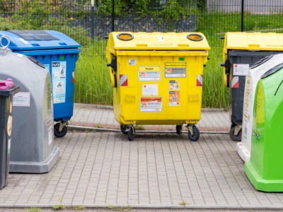 Białe pojemniki coraz częściej w polskich gminach. Co oznaczają?