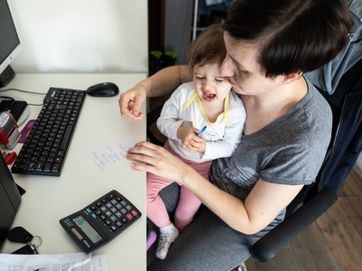 Praca zdalna na dziecko. Kiedy pracodawca może odmówić? Tego rodzice mogą nie wiedzieć