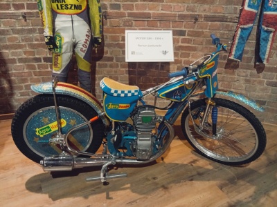 Żużel. Historia „Królowej”! Zobacz żużlową wystawę w Lesznie! (ZDJĘCIA)