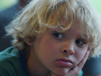 Oto, dlaczego twoje dziecko powinno się nudzić. Wystarczy godzina dziennie