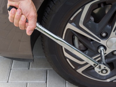 Zapieczone śruby? Wystarczy jeden prosty ruch, by puściły