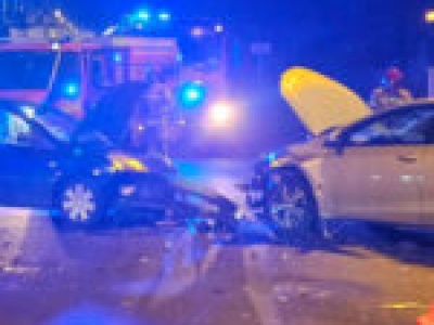 Wypadek w Zielonej Górze. Rozbite osobówki na skrzyżowaniu (ZDJĘCIA)