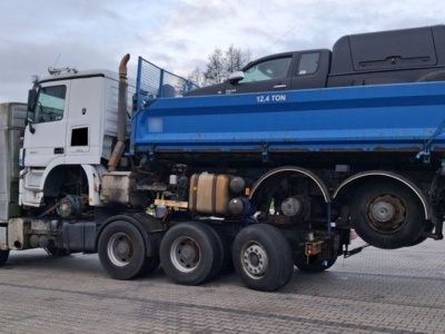 Na ciężarówce jechały dwa inne pojazdy. Piętrowy transport wstrzymany.