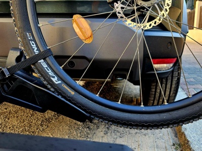 Rowerzysta narzeka na kierowców blokujących przejazdy. Serio?