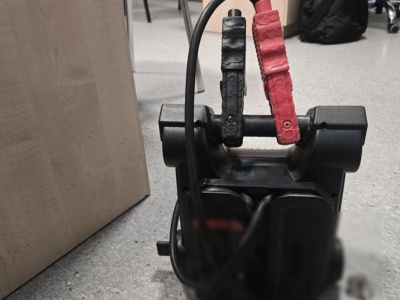 40-latek odpiął urządzenie rozruchowe od ładowanego samochodu i zabrał je ze sobą