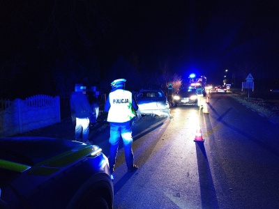 Jechał mimo zakazu, wyprzedził pojazd, którym jechali policjanci, wpadł w poślizg i doprowadził do groźnego zdarzenia. Policjanci udzielili mu pomocy