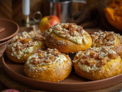 Drożdżówki dyniowe z serem i karmelizowanymi jabłkami