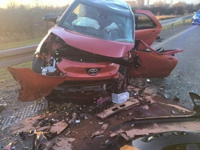 Czołowe zderzenie na drodze krajowej nr 77 na Podkarpaciu. Trzy osoby trafiły do szpitala