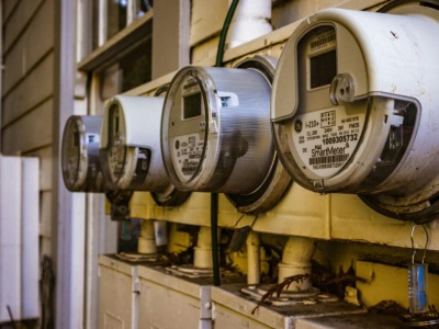 Mężczyzna od 9 lat zasila swój dom za pomocą tysiąca starych baterii do laptopa