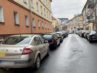 Lublin: Problemy z parkowaniem w rejonie Starego Miasta. ZDiTM: Posiadanie abonamentu nie jest równoznaczne z rezerwacją miejsca postojowego