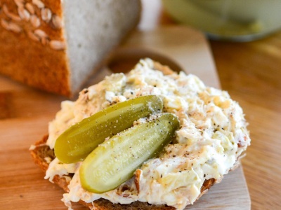 Pasta jajeczna z ogórkiem i makrelą