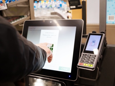 Kasa samoobsługowa kontra tradycyjna. Którą wolimy? 