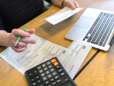 60-latka była pewna, że skorzysta z ulgi dla seniora. Skarbówka każe jej jednak płacić podatek