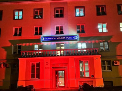 Komenda tarnowskiej Policji podświetlona na czerwono – dziś finał ogólnopolskiej akcji 'Dzieciństwo bez przemocy’