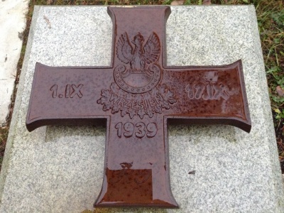 Rosja usuwa polskie symbole z cmentarza w Katyniu