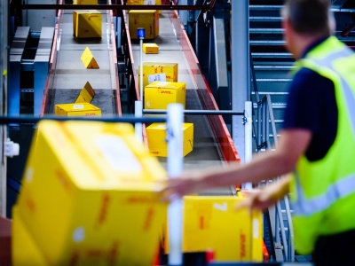 Bomby w paczkach DHL i DPD! Trop prowadzi do Rosji