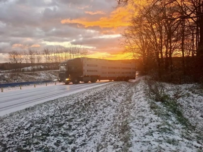 Śnieg i zablokowany zestaw na podjeździe – pogodowe problemy pod Wejherowem