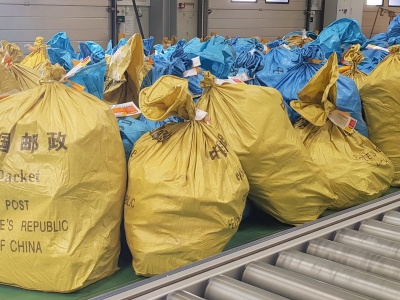Cła na chińskie małe paczki wejdą jednak z opóźnieniem