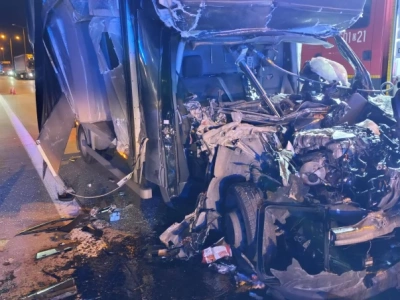 Koszmar! Bus uderzył w ciężarówkę, kabina totalnie zmiażdżona