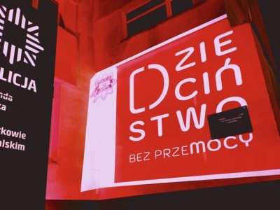 Piotrkowska komenda w czerwonych barwach. Solidarność z akcją „Dzieciństwo bez przemocy”