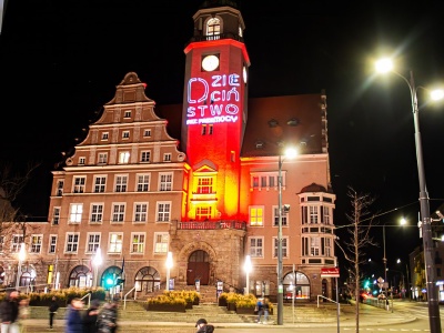 Olsztyn w czerwieni. To apel o ochronę dzieci przed krzywdzeniem