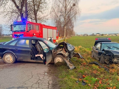 Audi zderzyło się z Audi. Przody aut rozprute, trzy osoby trafiły do szpitala