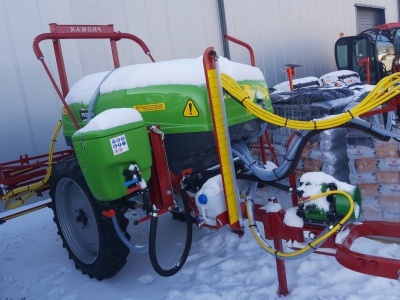 Jaki płyn wlać do opryskiwacza na zimę? Nie popełnij tego błędu
