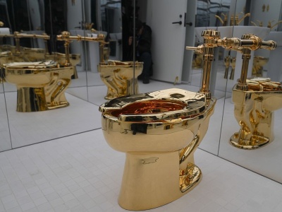 Sotheby's sprzedało słynny złoty sedes za 12,1 mln dol. To symbol nierówności, który miał kiedyś upokorzyć Trumpa