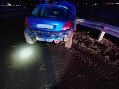 Pijany kierowca Peugeota przejechał przez środek ronda w Kiełczewie