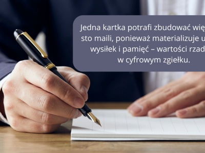 Psychologia kartki: Jak jeden kawałek papieru buduje trwalsze relacje niż 100 maili?