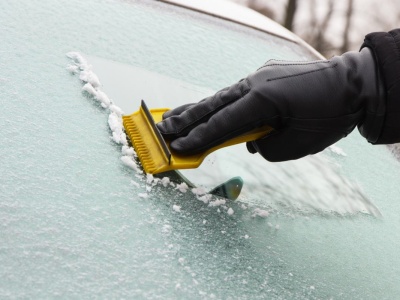 Tak unikniesz skrobania szyb nad ranem. Kosztuje 10 złotych i chroni szkło przez całą zimę