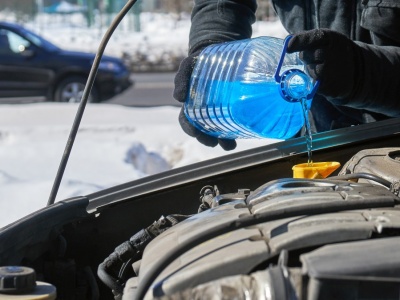 Jak rozmrozić zamrożony płyn do spryskiwaczy? Tylko nie rób dwóch rzeczy
