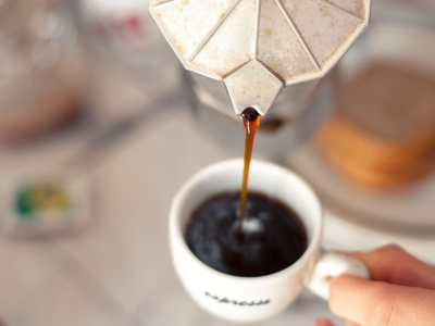 O której godzinie najlepiej pić kawę? Sięgaj po małą czarną o tej porze, a będziesz żyć dłużej