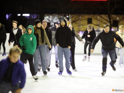 Pierwsze lodowisko w Olsztynie już działa. Urania zainaugurowała sezon. Sprawdziliśmy ceny i ofertę zimowej zabawy