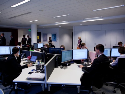 Polacy tak zadowoleni ze swojej pracy, że chętnie poleciliby ją znajomym. Jeden bardzo ważny czynnik